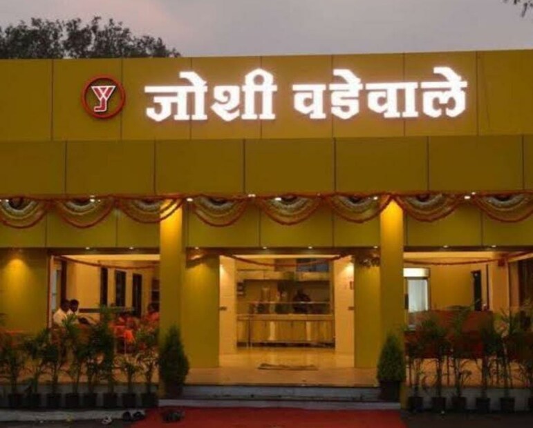 जोशी वडेवाले : पुण्यात आल्यानंतर तुम्हाला शहरातील विविध भागात जोशी वडापाव अशी दुकानं दिसतील. झणझणीत आणि गरमा गरम वडापावसाठी गेल्या 34 वर्षांपासून प्रसिद्ध असलेले हे ठिकाण आहे. जोशी वडापावलाचे 2 ऑक्टोबर 1989 रोजी पुण्यात बालगंधर्वसमोर जोशी वडेवाले पहिले दुकान सुरु झाले होते. हे ठिकाण पुणेकरांच्या आवडत्या ठिकाणांपैकी एक झाले आहे.