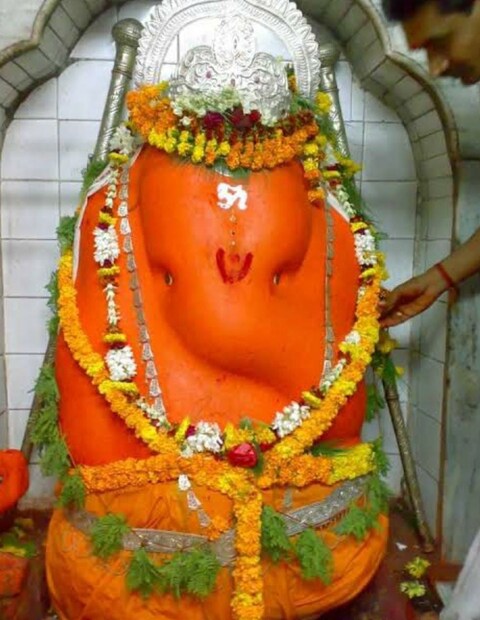 विदर्भातील गणपती - यवतमाळहून वर्धा - नागपूरकडे जाणाऱ्या रस्त्यावर कळंबचा चिंतामणी आहे. हे स्थान विदर्भातील कदंबपूर म्हणून ओळखले जाते. गणपतीच्या 21 क्षेत्रांमध्ये हे स्थान गणले जाते. 