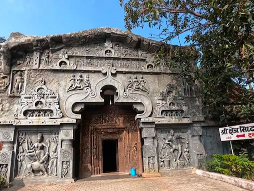 कणेरी मठ : कणेरी मठ किंवा सिद्धगिरी ग्रामजीवन संग्रहालय हे कोल्हापुरात येणाऱ्या बाहेरच्या पर्यटकांसाठी महत्त्वाचे पर्यटनस्थळ आहे. ग्रामीण भागातील वातावरणाचे दर्शन या ठिकाणी मूर्तीच्या स्वरुपात होते. ऐतिहासिक मंदिरांबरोबर या परिसरात 4डी, 7डी मध्ये लघुपट पाहणे, हॉरर हाऊस, हॉल ऑफ मिरर यासारखे आधुनिक गोष्टी देखील पाहायला मिळतात.