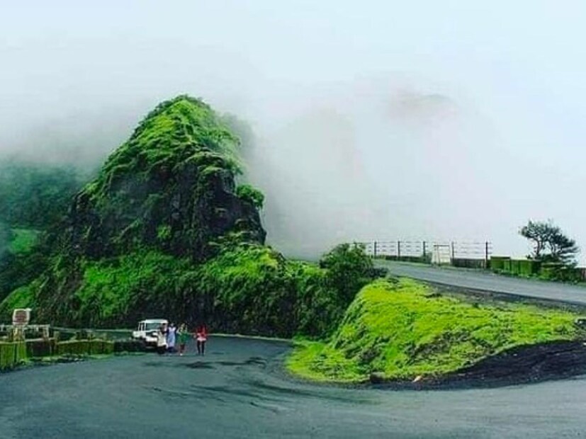 करुळ घाट : कोल्हापुरातील गगनबावडा तालुका म्हणजे महाराष्ट्राचे चेरापूंजी म्हणून ओळखले जाते. याच गगनबावड्यात सन 1968 पासून करुळ घाटातून वाहतुक सुरू आहे. कोल्हापूर-विजयदुर्ग मार्गावर गगनबावडा तालुक्यात हा 13 कि. मी. अंतराचा हा घाट आहे. पावसाळ्यात तर या घाटातून प्रवास करताना अनेक नयनरम्य दृश्ये पहावयास मिळतात.