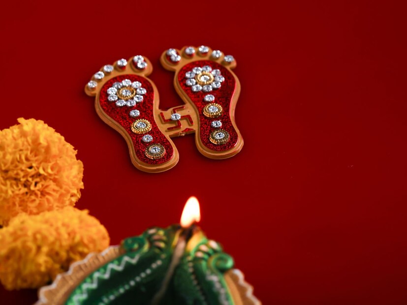 2. विष्णूचा बीज मंत्र: विष्णूच्या बीज मंत्रांपैकी कोणत्याही एका मंत्राचा गुरुवारी जप करावा. तो जीवनासाठी खूप फलदायी आहे. पहिला मंत्र भगवान बृहस्पतीचा बीज मंत्र आहे. याच्या पाठाने गुरु दोष समाप्त होतो. ओम बृं बृहस्पतये नम:। ॐ गुं गुरवे नमः। ॐ ऐं श्री बृहस्पतये नमः।