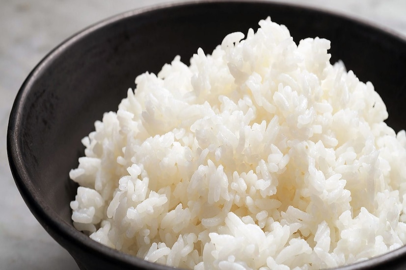 चपाती आणि भात या दोन्ही पदार्थांना वेगवेगळ्या दिवशी रात्रीच्या जेवणात खाल्ले जाऊ शकते. पण तुम्ही जेवणात किती भात किंवा चपात्या खाता आहात हे लक्षात ठेवा. रात्रीच्या जेवणात जर तुम्हाला भात खायचा असेल तर तुम्ही केवळ अर्धी वाटी भात खावा. जर चपाती खात असाल तर केवळ दोन ते चार चपात्या खा.