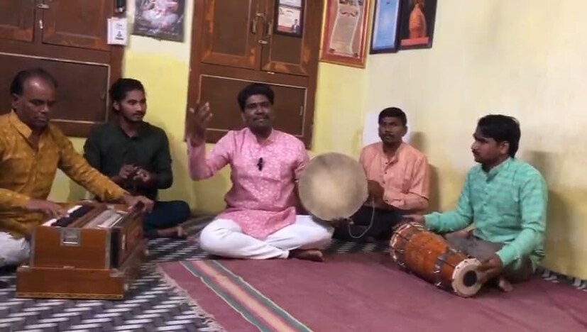 काळाच्या ओघात अनेक लोककला, लोकपरंपरा नाहीशा झाल्या आहेत. तर काही अखेरच्या घटका मोजत आहेत. तमाशा, गोंधळी, नंदीबैल, वासुदेव अशा एक ना अनेक लोककला आता नष्ट होण्याच्या मार्गावर आहेत. पूर्वी मनोरंजनाचे साधन नसल्याने या कलांना प्रेक्षक व सर्वसामान्य जनता यांचं प्रेम मिळायचं. यातूनच या कलावंताचा उदरणीर्वाह व्हायचा.