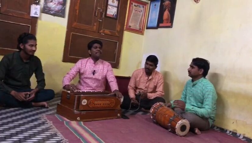 हल्ली परिस्थिती बदलली असल्याने या कलाकारांची देखील हेळसांड होत आहे. जालना जिल्ह्यातील उगले कुटुंब मागील सात पिढ्यांपासून लोकगीते गाण्याची परंपरा जोपासत आहे. यामध्ये भारुड, पोवाडे, लोकगीते आदी गाणी गायली जातात. पुढे त्यांच्या मुलांनी देखील हे बाळकडू जोपासलं आहे.