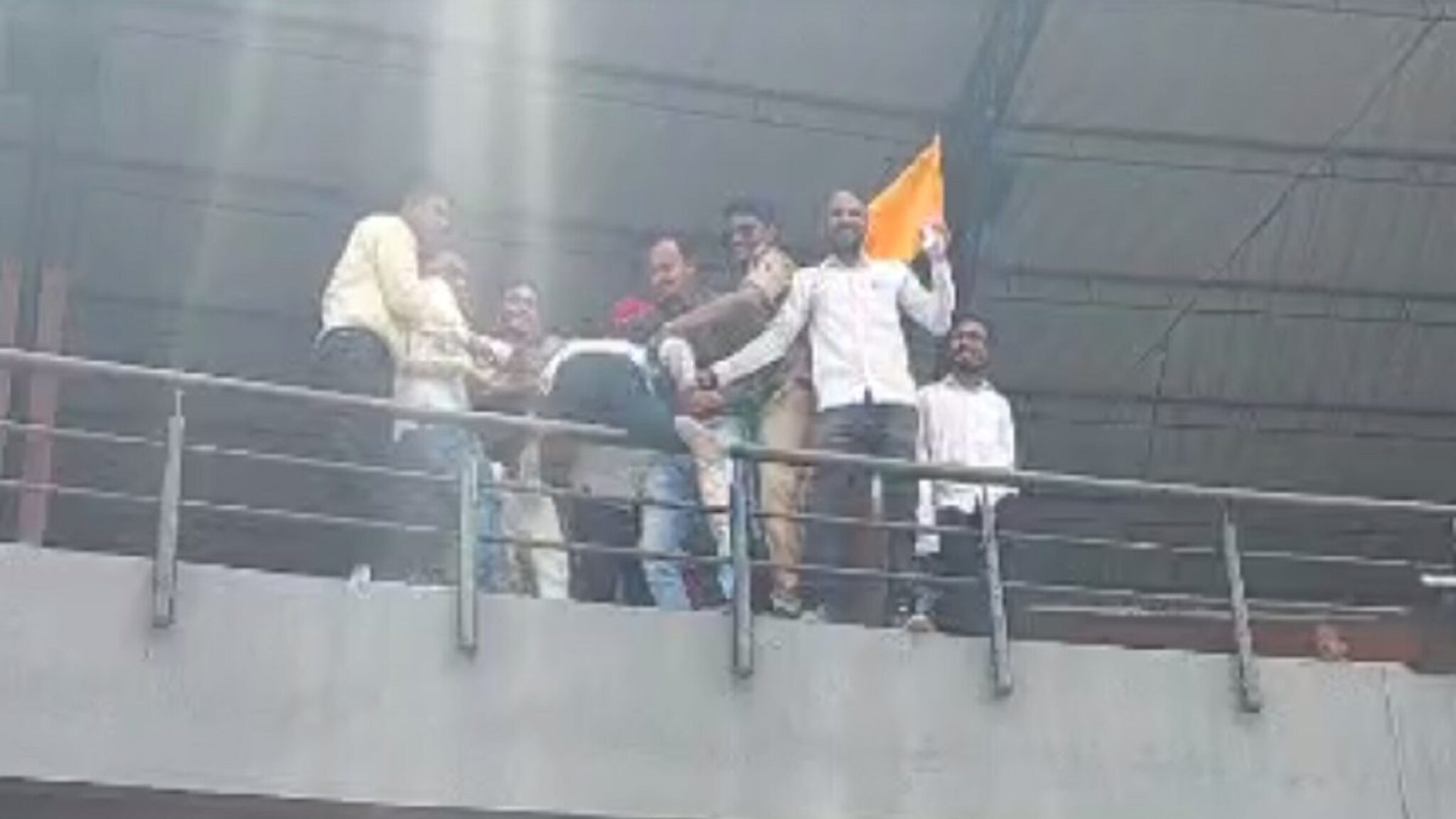 Maratha Reservation : बुलडाण्यात पुन्हा मराठा क्रांती मोर्चा, तरुणाचा इमारतीवरून उडी मारण्याचा प्रयत्न