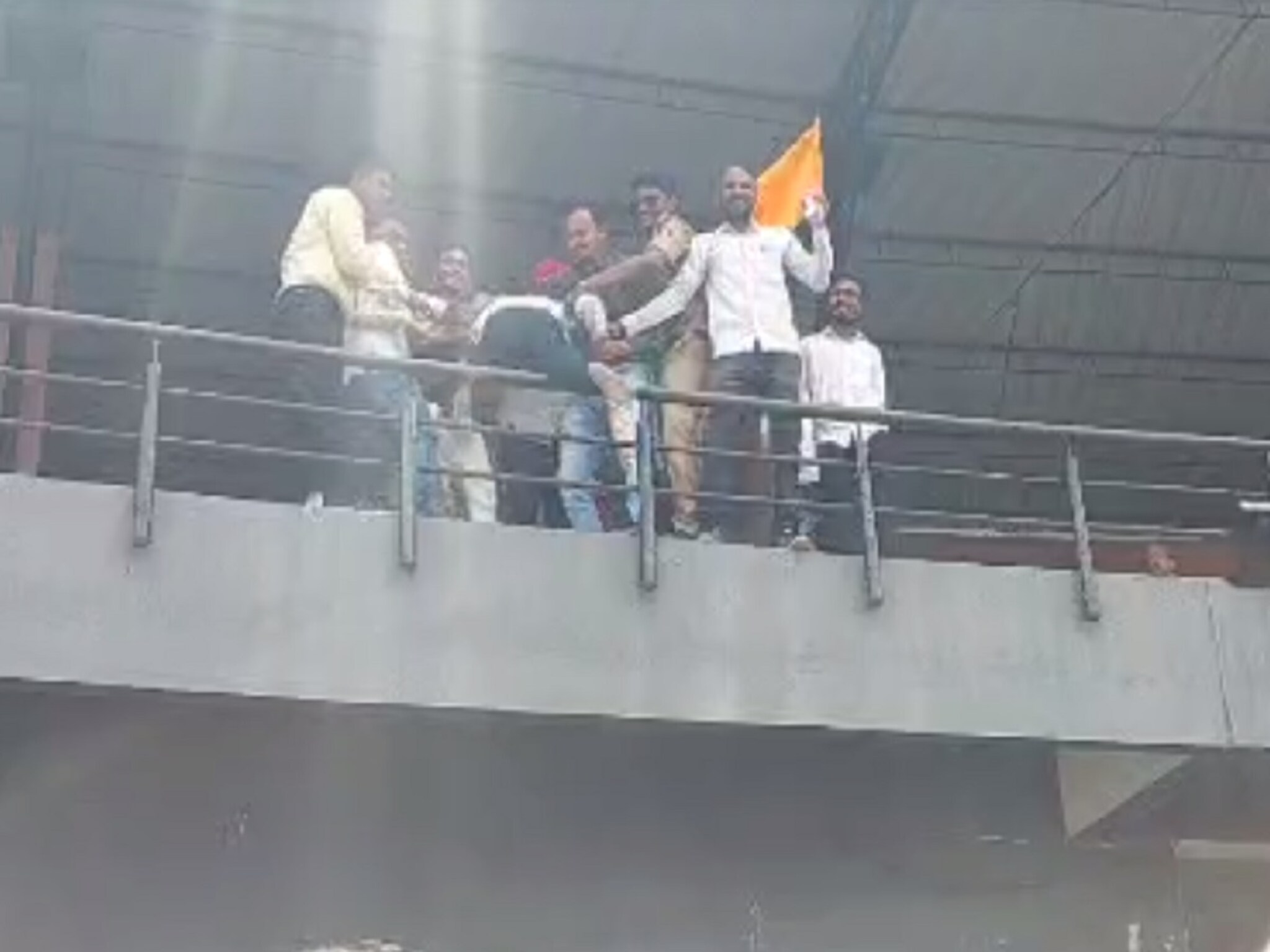 Maratha Reservation : बुलडाण्यात पुन्हा मराठा क्रांती मोर्चा, तरुणाचा इमारतीवरून उडी मारण्याचा प्रयत्न