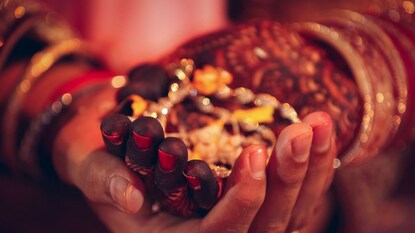 वडीलच करतात मुलीसोबत लग्न वडीलच करतात मुलीसोबत लग्न