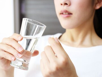 तुम्हीसुद्धा हे पेनकिलर घेताय तर सावधान! मृत्यूचा धोका; केंद्र सरकारचा Alert तुम्हीसुद्धा हे पेनकिलर घेताय तर सावधान! मृत्यूचा धोका; केंद्र सरकारचा Alert