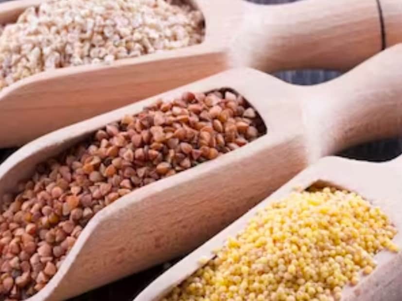 हाडांचे आरोग्य सुधारते: मिलेट्स हे कॅल्शियम, मॅग्नेशियम आणि फॉस्फरसचे चांगले स्त्रोत आहेत, जे हाडांच्या आरोग्यासाठी महत्त्वपूर्ण खनिजे आहेत.