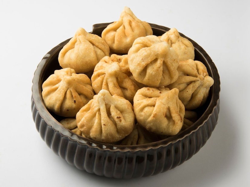 पल्स मोडमध्ये भाजलेला सुका मेवा, खसखस, सुके खोबरे आणि इतर साहित्य खडबडीत पावडरमध्ये बारीक करा. मिश्रण बाजूला ठेवा. खडबडीत मिश्रण मिळविण्यासाठी नट्सच्या मिश्रणात खजूर-किसमिसचे मिश्रण घाला. हे मिश्रण चिकट झाल्यानंतर हाताच्या सहाय्याने बॉलचा आकार बनवा आणि मोदकाच्या साच्यात ठेऊन याचे मोदक तयार करून घ्या. हे मोदक हवाबंद डब्यात ठेवा.