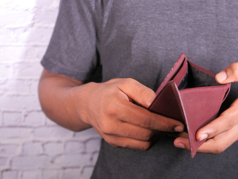 निर्धन पुरुष - गरीब, पैसा नसलेल्या पुरुषांनी महिलेला मिळवण्याची इच्छा कधीच ठेवून नये. कारण ते महिलांची इच्छा पूर्ण करू शकत नाही. शेवटी अशा महिला पैशांसाठी दुसऱ्या पुरुषांसह शारीरिक संबंध ठेवतात. त्यामुळे या पुरुषांना आयुष्यभर दुःख आणि अपमान सहन करावा लागतो.