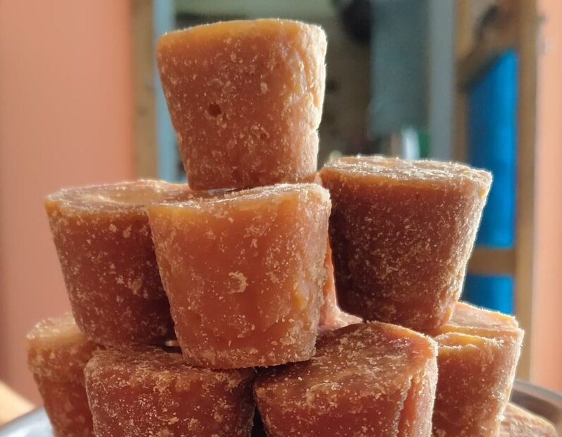 काचेच्या कंटेनरमध्ये ठेवा : गूळ साठवण्यासाठी पूर्वी मातीची भांडी साठवली जायची. ज्यामुळे नैसर्गिकरित्या गुळातील ओलावा शोषला जायचा. पावसाळ्यात गूळ खराब होऊ नये असे वाटत असेल तर काचेच्या किंवा मातीच्या भांड्यात साठवा. किंवा चांगल्या फूड ग्रेड प्लास्टिकच्या हवाबंद डब्यात ठेवा.