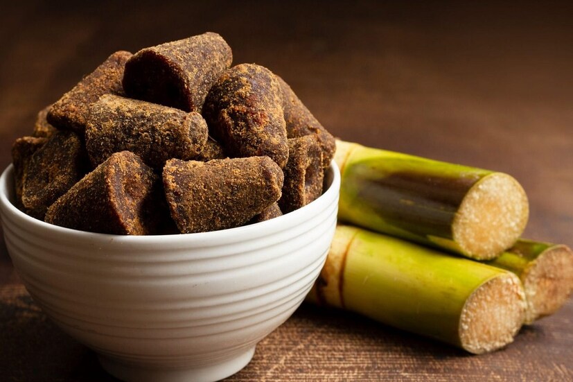 पावसाळ्यात गूळ साठवताना त्याची योग्य काळजी घ्या. जेणेकरून त्यातील ओलावा निघून जाईल आणि नंतर हवाबंद डब्यात ठेवा.