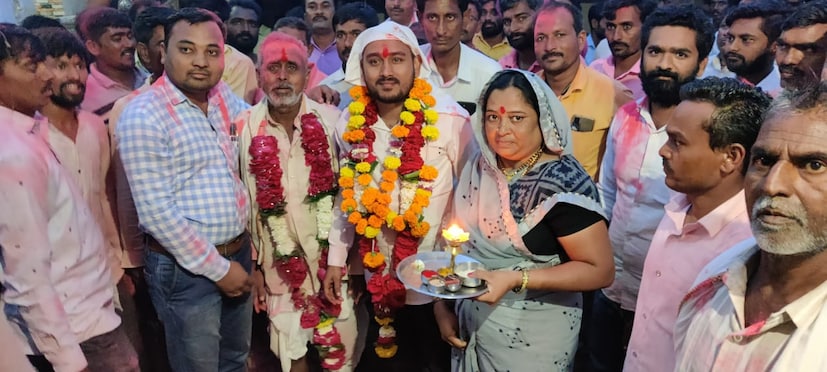 सरकरी नोकरी मिळवण्यासाठी विद्यार्थी जीवतोड मेहनत घेतात. अनेकदा त्यांना अपयश येतं. काही अपयशाने खचून जातात. तर काही प्रत्यत्न सोडत नाही. नांदेडमधील एका तरुणाची याच मूर्तीमंत उदाहरण आहे.