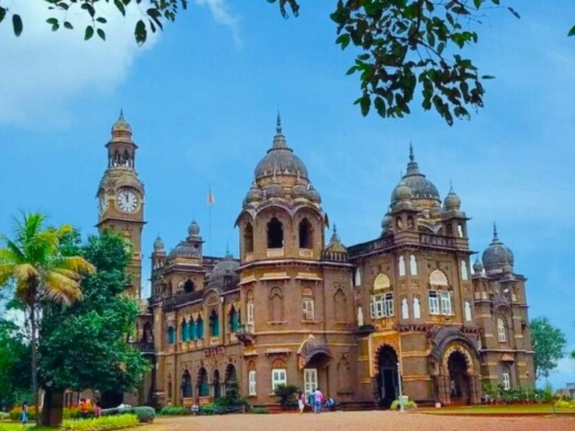 न्यू पॅलेस : करवीर संस्थानचा महत्त्वाचा ठेवा म्हणजेच नवीन राजवाडा अर्थात न्यू पॅलेस आहे. खरंतर हे देखील एक वस्तू संग्रहालयच आहे. कोल्हापूर शहरातील कसबा बावडा रस्त्याला लागूनच असणारा हा संस्थानकालीन राजवाडा म्हणजे आजचे, श्रीमंत शाहु महाराज छत्रपती यांचे निवास्थान आहे. तर राजवाड्याच्या आतील बाजुस राजर्षी शाहू महाराजांच्या वस्तूंचे संग्रहालय आहे.