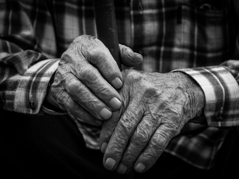 वृद्ध - वृद्ध पुरुषांसाठी तरुण महिला विषासारखी असते. धनाच्या जोरावर जरी अशी महिला मिळाली तरी ते पुरुष त्यांना शारीरिक सुख देऊ शकत नाहीत. अशा महिला पतीच्या जवळच्या व्यक्तींशी शारीरिक संबंध ठेवते.