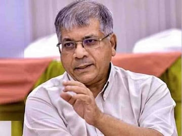 प्रकाश आंबेडकरांचा काँग्रेस-राष्ट्रवादीवर हल्लाबोल