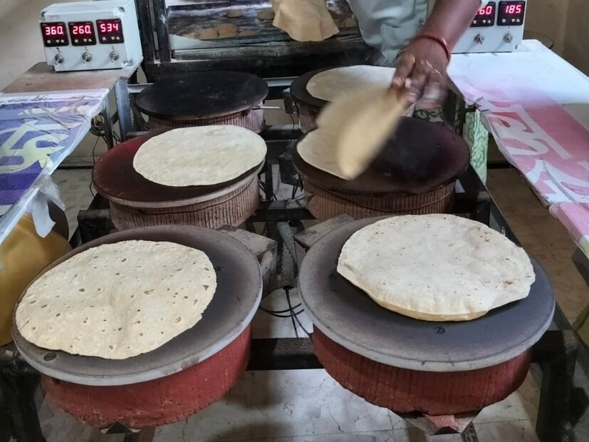 पोळी घेण्यासाठी लांबून लोक येतात. महिन्याला 1 लाख 10 हजार फ्रोझन पोळ्या तयार केल्या जातात. ही पोळी जास्तीत जास्त 1 वर्ष भर टिकते. ताजी पोळी ही 6 रुपये आणि फ्रोझन केलेली पोळी 8 रुपयाला विकतो, अशी माहिती फ्रोझन पोळी सुरु करणारे श्रीराम सहस्त्रबुद्धे यांनी दिली.