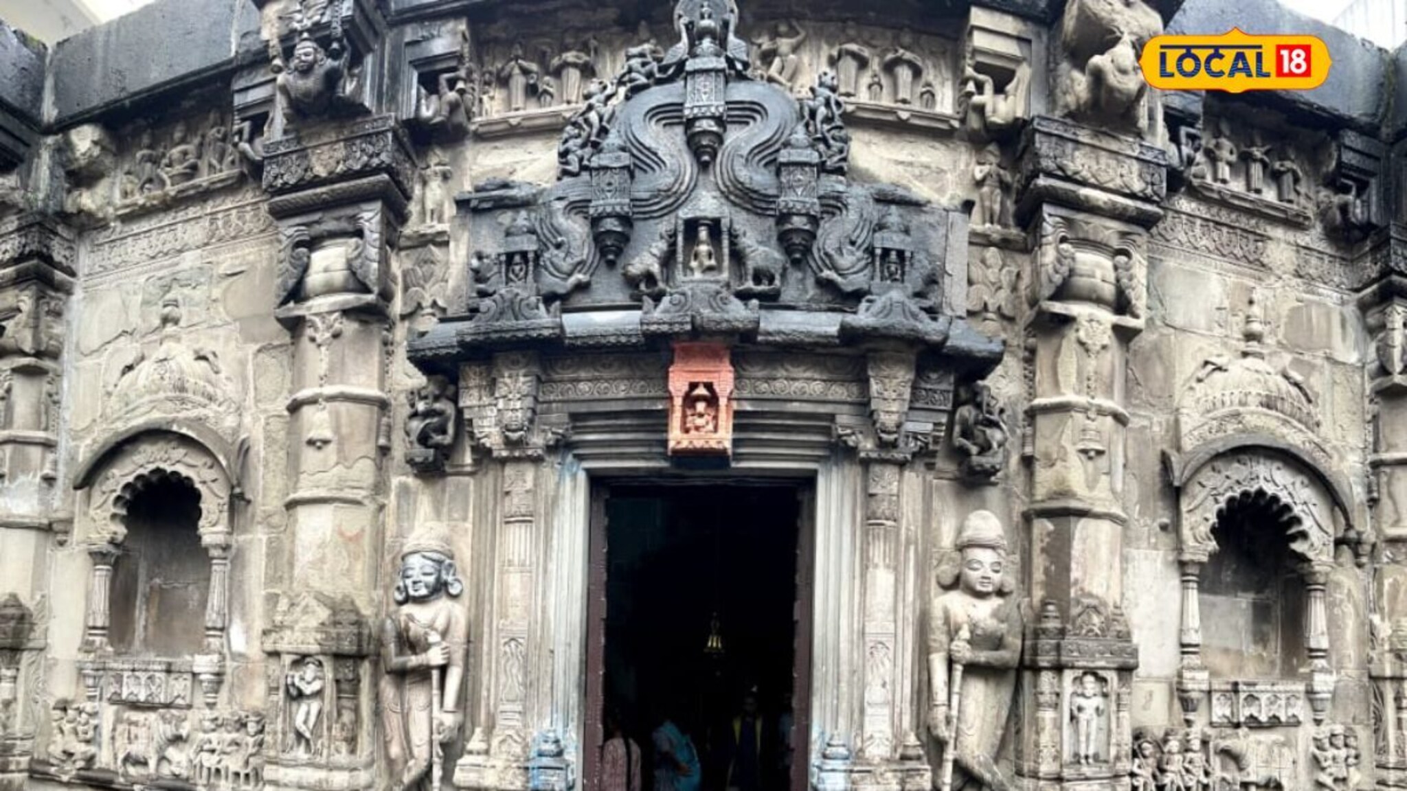 पुण्याचा ऐतिहासिक वारसा सांगणार त्रिशुंड गणपती मंदिर; तुम्हाला माहितीये का इतिहास ?