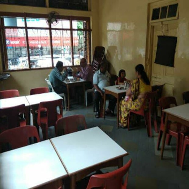 नित्यानंद डोसा सेंटर : संध्याकाळी 5 वाजल्यानंतर पुण्यातील तुळशीबाग या ठिकाणी नित्यानंद डोसा सेंटर इथे वडापाव विक्री होण्यास सुरुवात होते. कामावरून घरी परतणाऱ्या पुणेकरांना थांबण्यासाठी हे मात्र हक्काचं ठिकाण आहे. गेल्या 36 वर्षांपासून या ठिकाणचा वडापाव हा प्रसिद्ध आहे. अवघ्या काही तासातच या ठिकाणचा वडापाव हा संपून जातो .