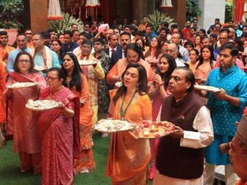 Antilia मधील बाप्पाच्या दर्शनाला किंग खानची कुटुंबासोबत हजेरी, पाहा फोटो