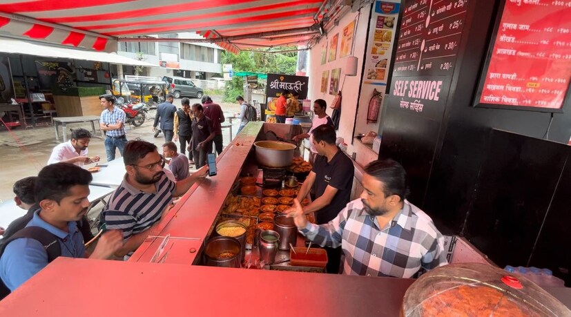 बटाटा समोसा अगदी बटाटा वड्या प्रमाणे स्ट्रीट फूड मध्ये लोकप्रिय आहे. तुम्ही आजवर अनेकदा सिंगल समोसा खाल्ला असेल. समोसा बरोबर लाल चटणी लावून पाव देखील खाल्ला असेल. पण कधी ताकापासून तयार केलेल्या कढीसोबत समोसा खाल्लाय का?