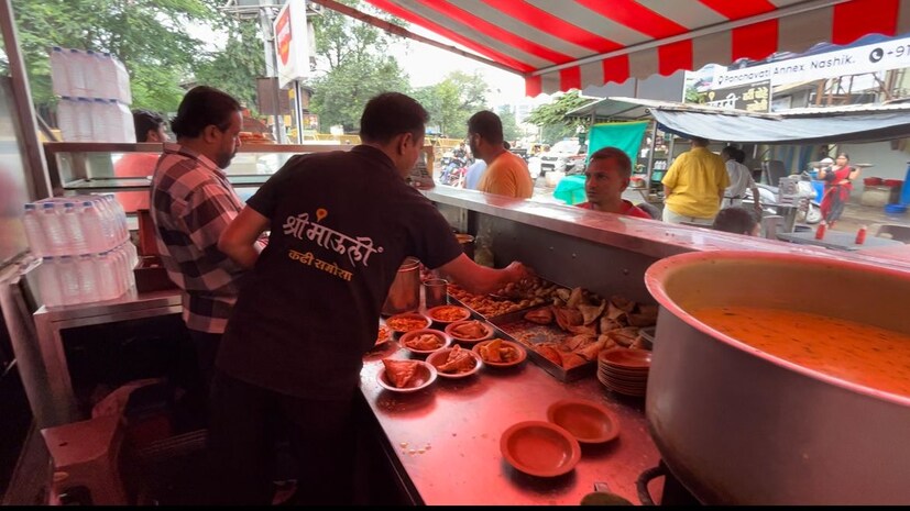साधारण समोसा किंवा समोसा पाव तर सगळेच विकतात. पण येथील खासियत असणाऱ्या कढी समोशाला मागणी वाढत गेली. हा युनिक पदार्थ खाण्यासाठी लोक मोठ्या प्रमाणात गर्दी करतात.