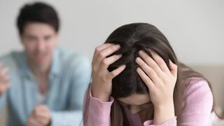 बहिण नवऱ्यासोबत वागत होती विचित्र बहिण नवऱ्यासोबत वागत होती विचित्र