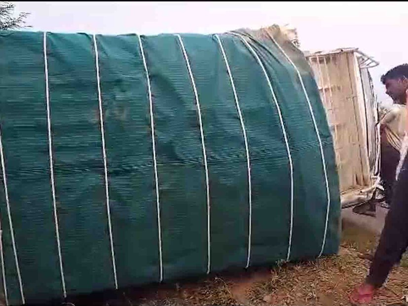 चालकाचे नियंत्रण सुटल्यामुळे टेम्पो रस्त्याच्या कडेला पलटी झाला. यात 10 ते 15 महिला कामगार जखमी झाल्या. पैकी चार ते पाच महिला गंभीर जखमी झाल्या आहेत.