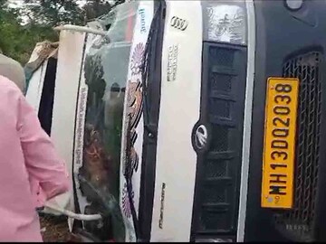 सोलापुरात महिला कामगारांना घेऊन जाणारा टेम्पो पलटी; 10-15 महिला जखमी, PHOTO सोलापुरात महिला कामगारांना घेऊन जाणारा टेम्पो पलटी; 10-15 महिला जखमी, PHOTO