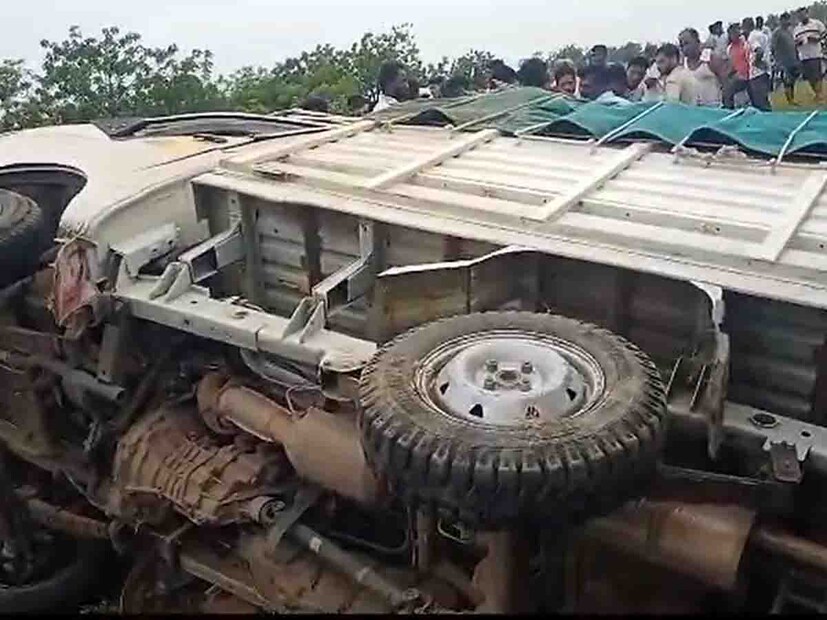 दक्षिण सोलापूर तालुक्यातील माळकवठा ते निम्बर्गी रोडवर हा अपघात घडला.