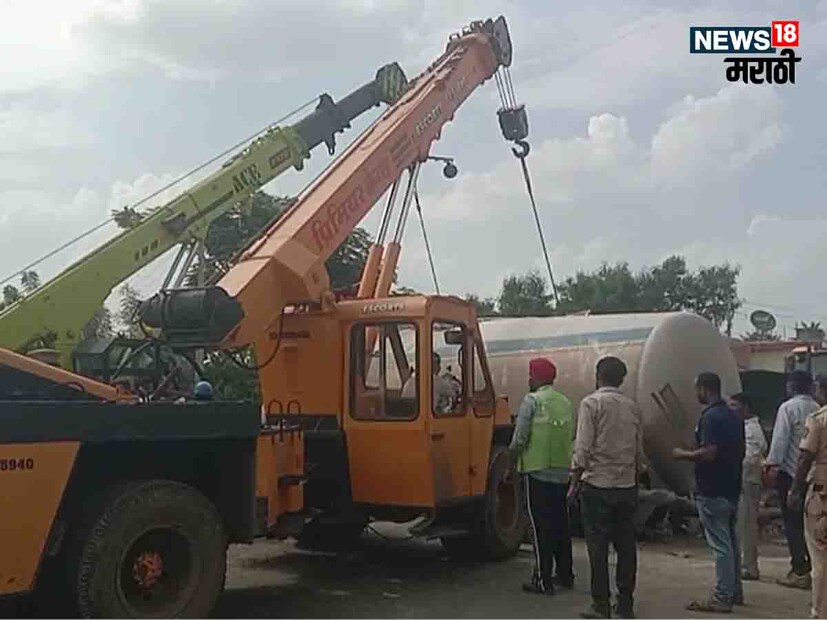 दक्षिण सोलापूर तालुक्यातील औज आहेरवाडी गावातील जिल्हा परिषद शाळेसमोरील बस स्टॉपवर सिमेंट वाहतूक करणारा बलगर अचानक पलटी झाला. या अपघातात औज गावातील विठ्ठल शिंगाडे (वय वर्षे 60), मुलगी प्रज्ञा दोडतले (वय वर्षे 12), महेश इंगळे (वय वर्षे 10), अनिल चौधरी (वय वर्षे 50) यांचा जागीच मृत्यू झाला.