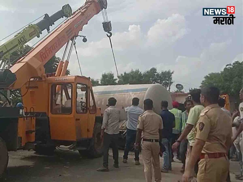 सोलापूर जिल्ह्यात औज आहेरवाडी येथे सिमेंट वाहतूक करणारा बलगर पलटी झाल्याने 4 जणांचा मृत्यू झाला तर एक जण गंभीर जखमी झाल्याची घटना घडली.