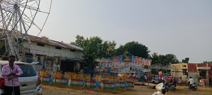 तान्हा पोळ्या दिवशी मोठ्या आवाजातील डीजे आणि संदल हे सर्वांचे आकर्षण ठरतात. सिंदी गावात मध्यरात्रीपर्यंत मोठ्या उत्साहात पोळा साजरा होत असतो.