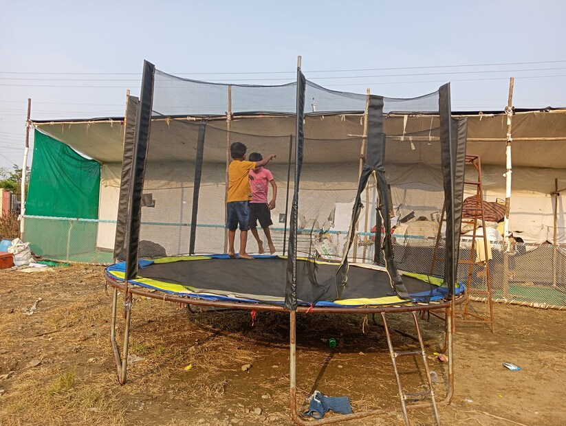 लहान मुलांना या मेळ्यात पाळण्याचे विशेष आकर्षण असते. तसेच सिंदी गावात तान्हा पोळ्याच्या एका रात्रीला जत्रेचे स्वरूप येते. वेगवेगळ्या प्रकारच्या वस्तू विक्रीला येतात. ग्रामीण भागातील नागरिकांना चांगला रोजगार मिळतो.