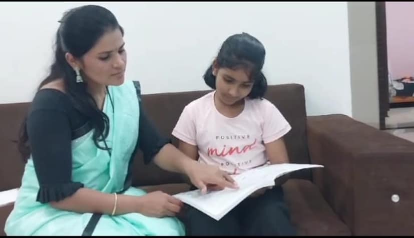 तेजश्रीचे वडील महेश चौधरी हे मुळचे परतूर तालुक्यातील लिखित पिंपरीचे रहिवासी आहेत. परभणी जिल्ह्यातील सेलू तालुक्यात ते जिल्हा परिषद शिक्षक म्हणून कार्यरत आहेत. तर आई गृहिणी आहे.