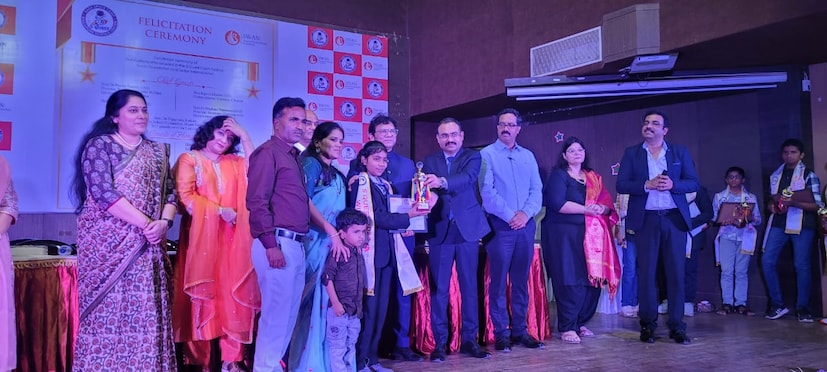 परीक्षेत राज्यातील 11, तर मराठवाड्यातील तीन विद्यार्थी पात्र झाले आहेत. ही परिक्षा देशातील विविध शाळांमध्ये घेण्यात आली होती. तेजश्रीने ही परिक्षा उत्तीर्ण केल्यामुळे तिला अंतराळ संशोधनाचा अभ्यास करण्याची संधी मिळणार असल्याचे तेजश्रीचे वडील महेश कुमार चौधरी यांनी सांगितले.