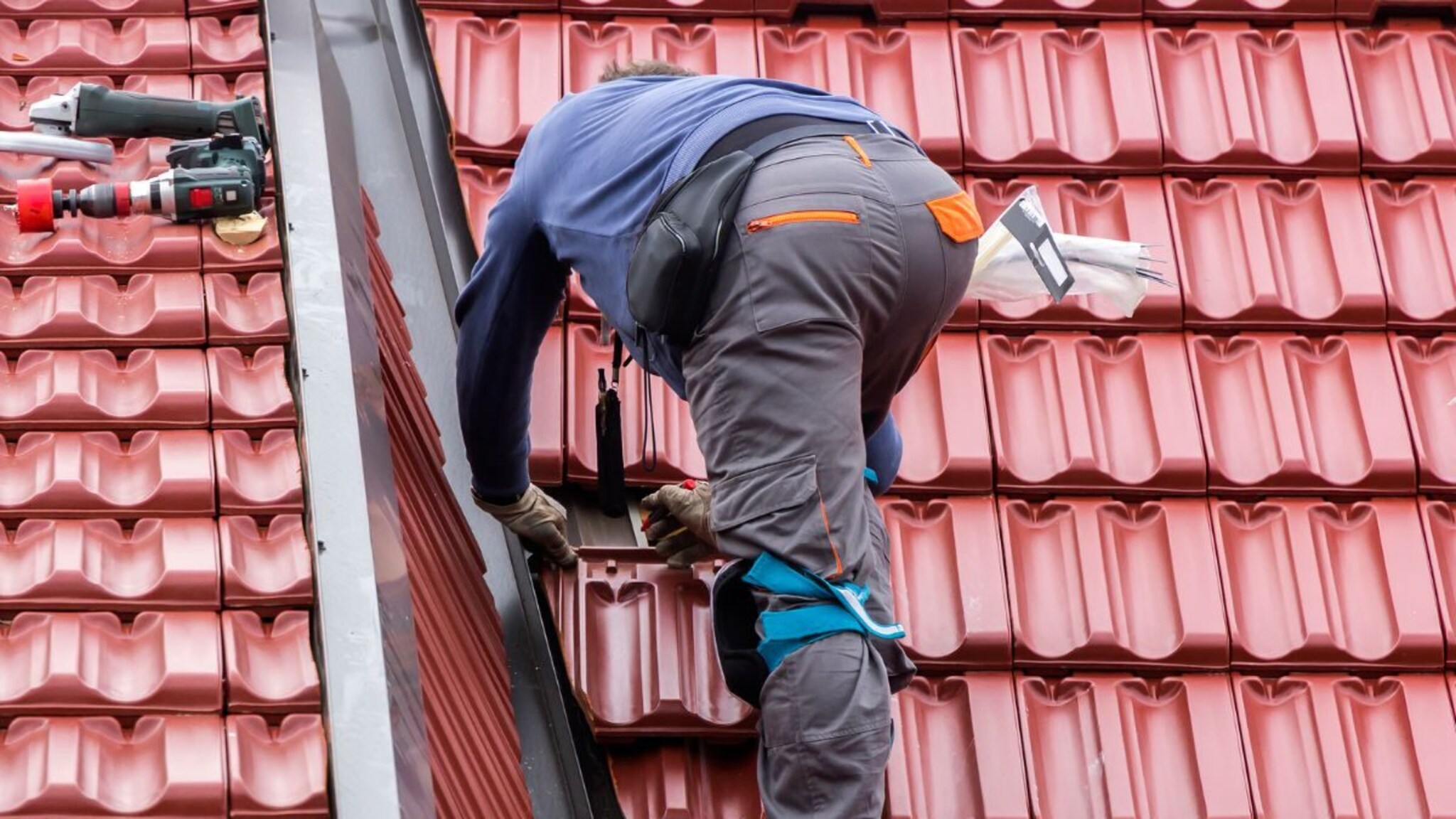 बुलडाण्यातील महिला सरपंचाच्या पतीचा प्रताप; जिल्हा परिषदेच्या शाळेवरील कौलच विकले