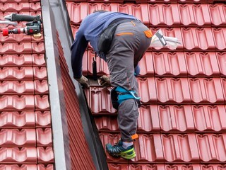 शाळेवरील मंगलोरी कौल चक्क सरपंच पतीने विकून टाकले (प्रतिकात्मक फोटो) शाळेवरील मंगलोरी कौल चक्क सरपंच पतीने विकून टाकले (प्रतिकात्मक फोटो)