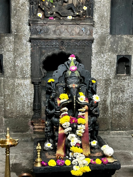 पुण्यातील सोमवार पेठेत त्रिशुंड गणपती मंदिर आहे. पुण्यातील सर्व गणपती मंदिरांमधले शिल्पकलेने नटलेले हे सर्वोत्तम मंदिर असल्याचं मानलं जातं. इ.स. 1600 मध्ये शहापुरा ही पेठ शहाजीराजांनी वसवली. त्यानंतर 1735 मध्ये थोरल्या बाजीराव पेशव्यांनी या पेठेत व्यापाराला चालना दिली. त्याचे सोमवार पेठ असं नामकरण केलं. तेव्हा या पेठेत गोसावी समाजाची मोठी वस्ती होती.