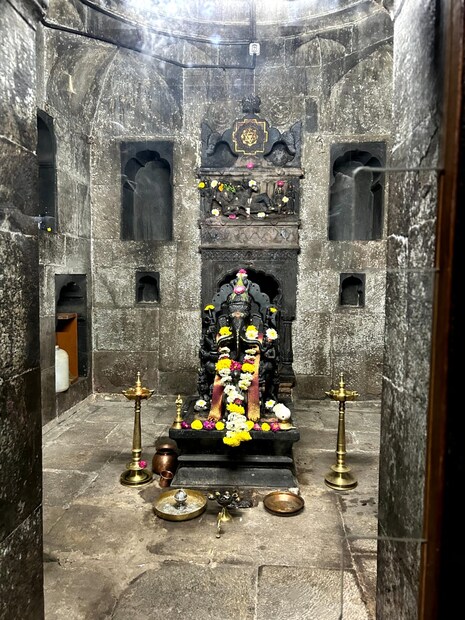 या मंदिरासंदर्भातील ऐतिहासिक नोंदीनुसार, इंदूरजवळच्या धामपूर येथील संपन्न गोसावी भीमगिरजी यांनी 26 ऑगस्ट 1754 मध्ये या मंदिराचे बांधकाम सुरू केले. 1770 पर्यंत हे काम सुरू होते. 