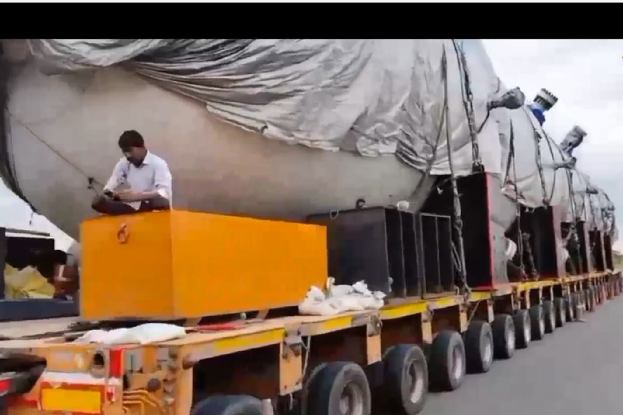 456 टायरांचा बाहुबली ट्रक, 24 जणांचा स्टाफ; पाहण्यासाठी हायवेवर मोठी गर्दी