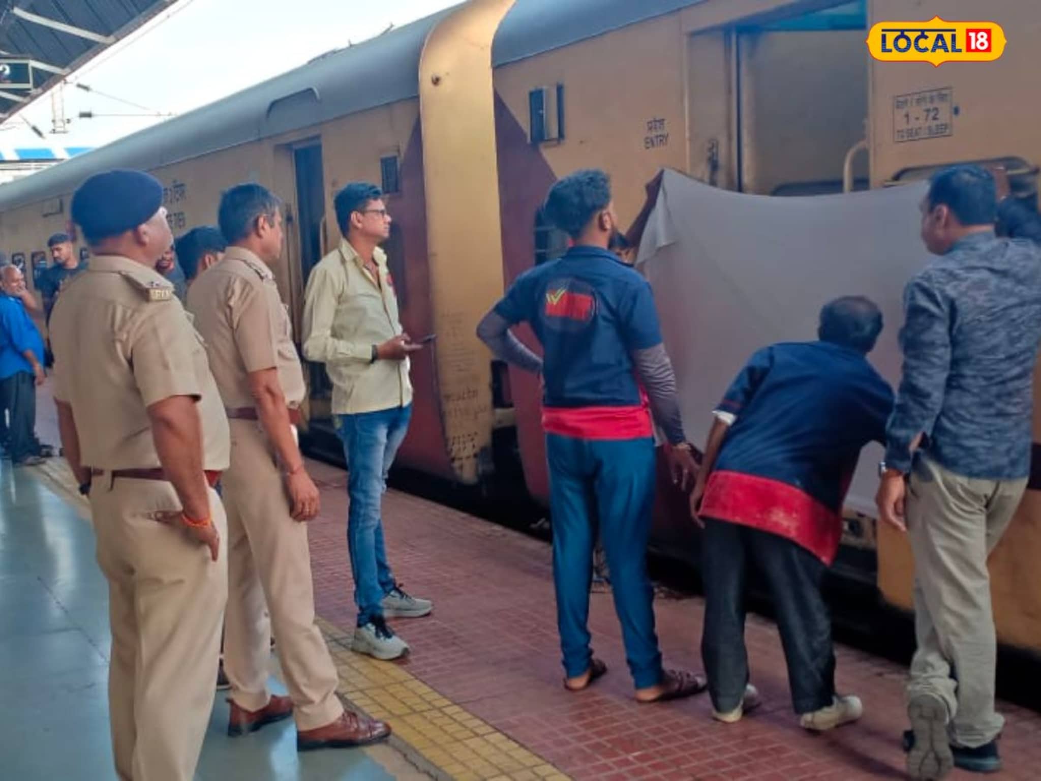 रेल्वे प्रवासातच महिलेला प्रसुती कळा; दिला गोंडस बाळाला जन्म!