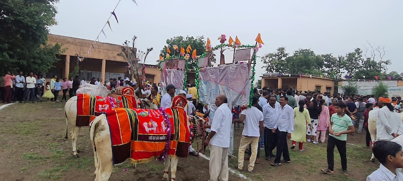 त्यानंतर रात्रीपर्यंत या बैल जोडी घरोघरी फिरून नैवेद्य घेत असतात. सर्व गृहिणी बैलांची आणि शेतकऱ्यांची पाय धुवून पूजा करतात आणि पैसे किंवा भेट दिली जाते.