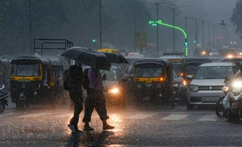 दुसरीकडे दक्षिण भारतात आजही पावसाची शक्यता वर्तवण्यात आली आहे. स्कायमेटनं वर्तवलेल्या अंदाजानुसार आज दक्षिण तामिळनाडू, दक्षिण केरळ, आणि लक्षद्वीपमध्ये अतिमुसळधार पावसाची शक्यता आहे. तामिळनाडू आणि केरळमध्ये येत्या दोन दिवसांत पाऊस कमी होऊ शकतो, मात्र लक्षद्वीपमध्ये पाऊस अजूनही काही दिवस राहण्याचा अंदाज आहे. 
