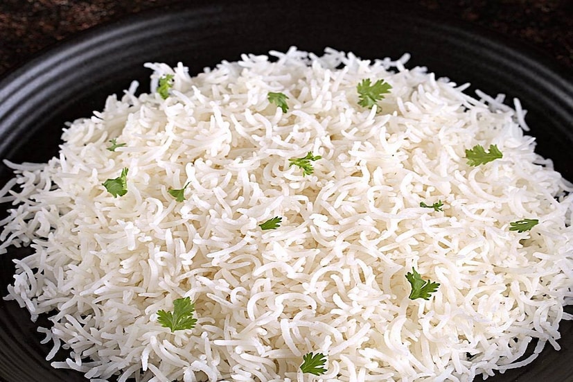 भातात जास्त कॅलरीज असतात परंतु त्यातून शरीराला मिळणाऱ्या पोषणाचे प्रमाण कमी असते. 60 ग्रॅम भातात 80 कॅलरीज असतात तर 1 ग्रॅम प्रोटीन आणि 0.1 ग्रॅम फॅट्स, 18 ग्रॅम कार्ब्स असतात. भातात चपातीच्या तुलनेत फॉस्फरस आणि मॅग्नेशियम कमी प्रमाणात असते. भातात आणि चपातीत समान प्रमाणात फॉलेट आणि आयरन असते.