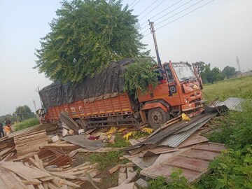 बुलढाण्यात भीषण अपघात; ट्रकनं झोपेत असलेल्या मजुरांना चिरडलं; 4 ठार 9 गंभीर जखमी बुलढाण्यात भीषण अपघात; ट्रकनं झोपेत असलेल्या मजुरांना चिरडलं; 4 ठार 9 गंभीर जखमी