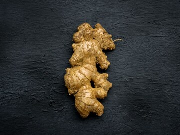 आलं केवळ सर्दी-खोकल्यावरच उपाय नाही, 'या' गंभीर आजारांवरही पडते भारी! वाचा फायदे आलं केवळ सर्दी-खोकल्यावरच उपाय नाही, 'या' गंभीर आजारांवरही पडते भारी! वाचा फायदे