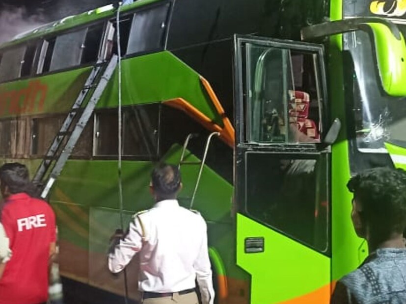 सिद्धी ट्रॅव्हल्सची ही बस अमरावतीहून पुण्याकडे निघाली होती. समृद्धी महामार्गावरील मेहकर परिसरात बसने अचानक पेट घेटला. या बसमधून चालक, वाहकासह एकूण 32 जण प्रवास करत होते. 