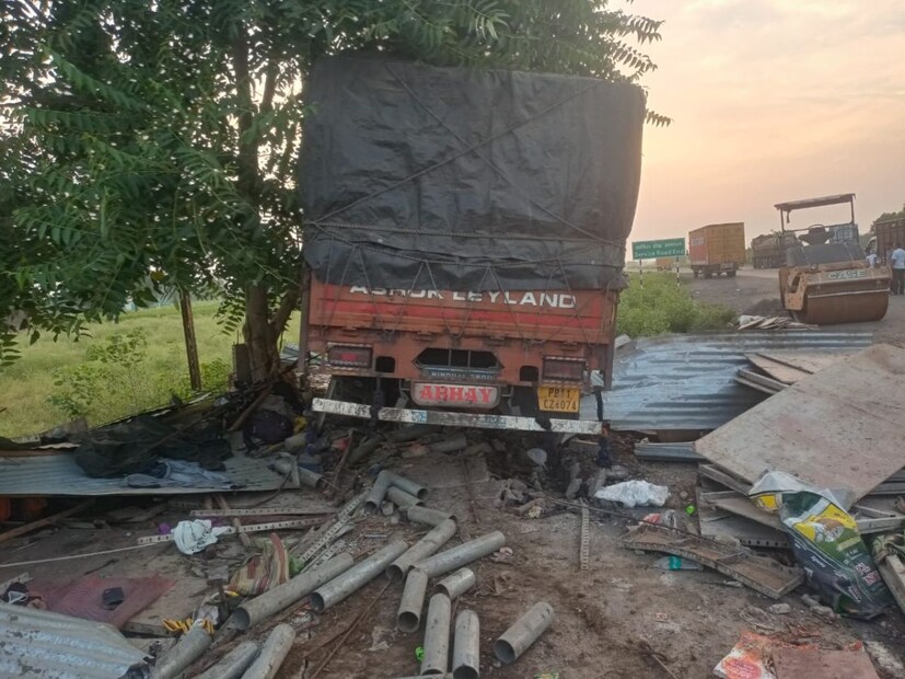 वडनेर भोलजी गावाजवळ राष्ट्रीय महामार्ग क्रमांक सहाच्या नालीचे बांधकाम सुरू होते. हे मजूर तिथेच तंबू टाकून झोपले होते. याच दरम्यान ट्रकवरील नियंत्रण सुटल्यानं ट्रक मजुरांच्या अंगावर आला. या घटनेत चार जण जागीच ठार झाले असून, नऊ जण गंभीर जखमी झाले आहेत. 